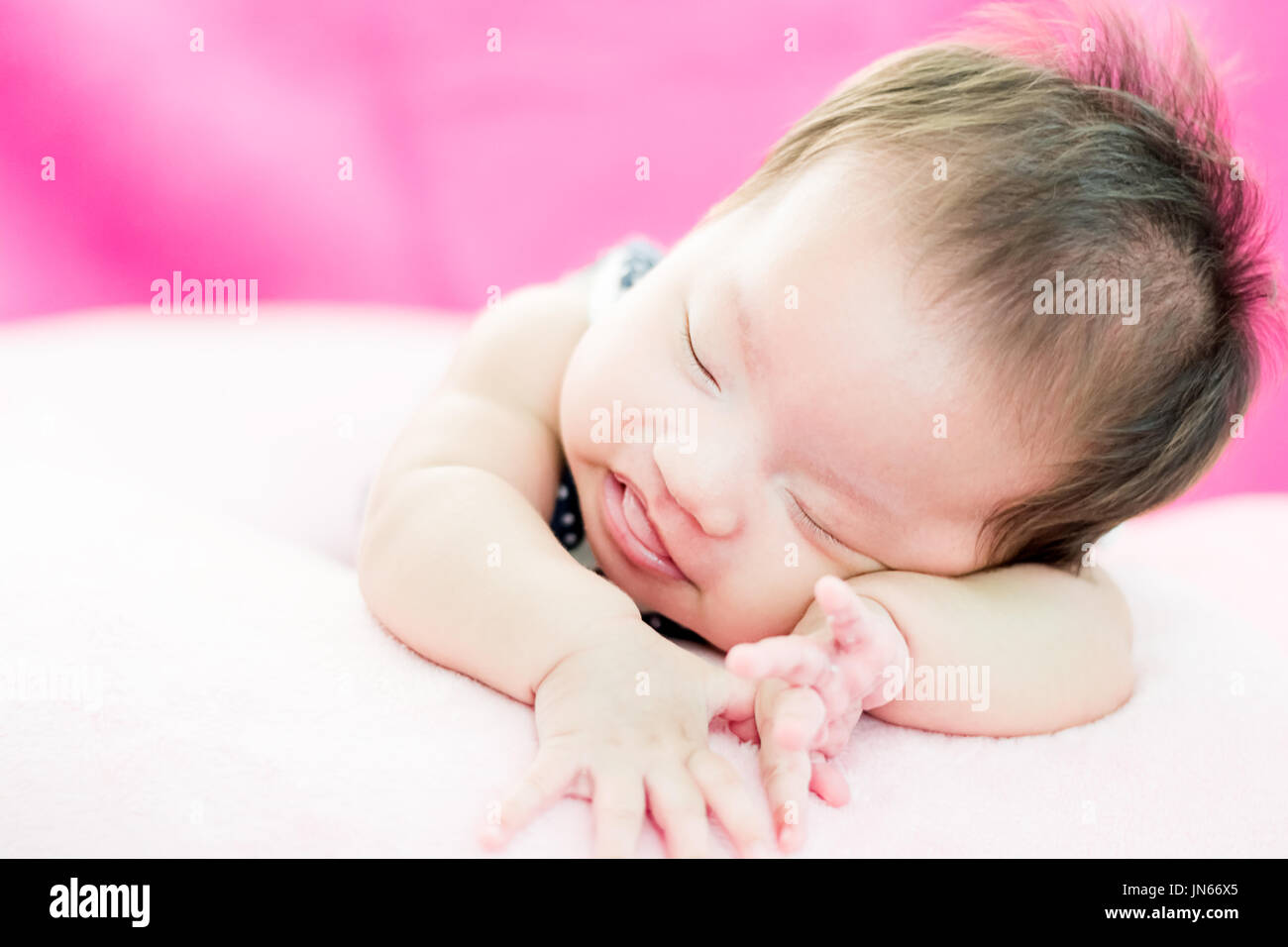 Portrait d'un adorable petit infant baby girl le bâillement avant de dormir sur le lit à l'intérieur Banque D'Images