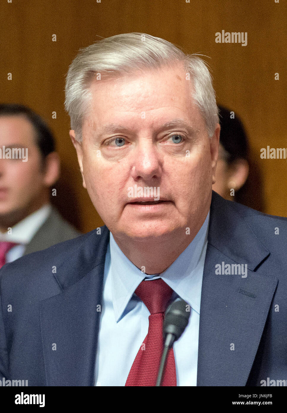 États-unis le sénateur Lindsey Graham (républicain de Caroline du Sud avant l'audition de Christopher A. Wray témoigner sur sa nomination au poste de directeur du Federal Bureau of Investigation (FBI) devant le comité du Sénat sur l'appareil judiciaire sur la colline du Capitole à Washington, DC le mercredi, Juillet 12, 2017. Credit : Ron Sachs / CNP (restriction : NO New York ou le New Jersey Journaux ou journaux dans un rayon de 75 km de la ville de New York) Banque D'Images