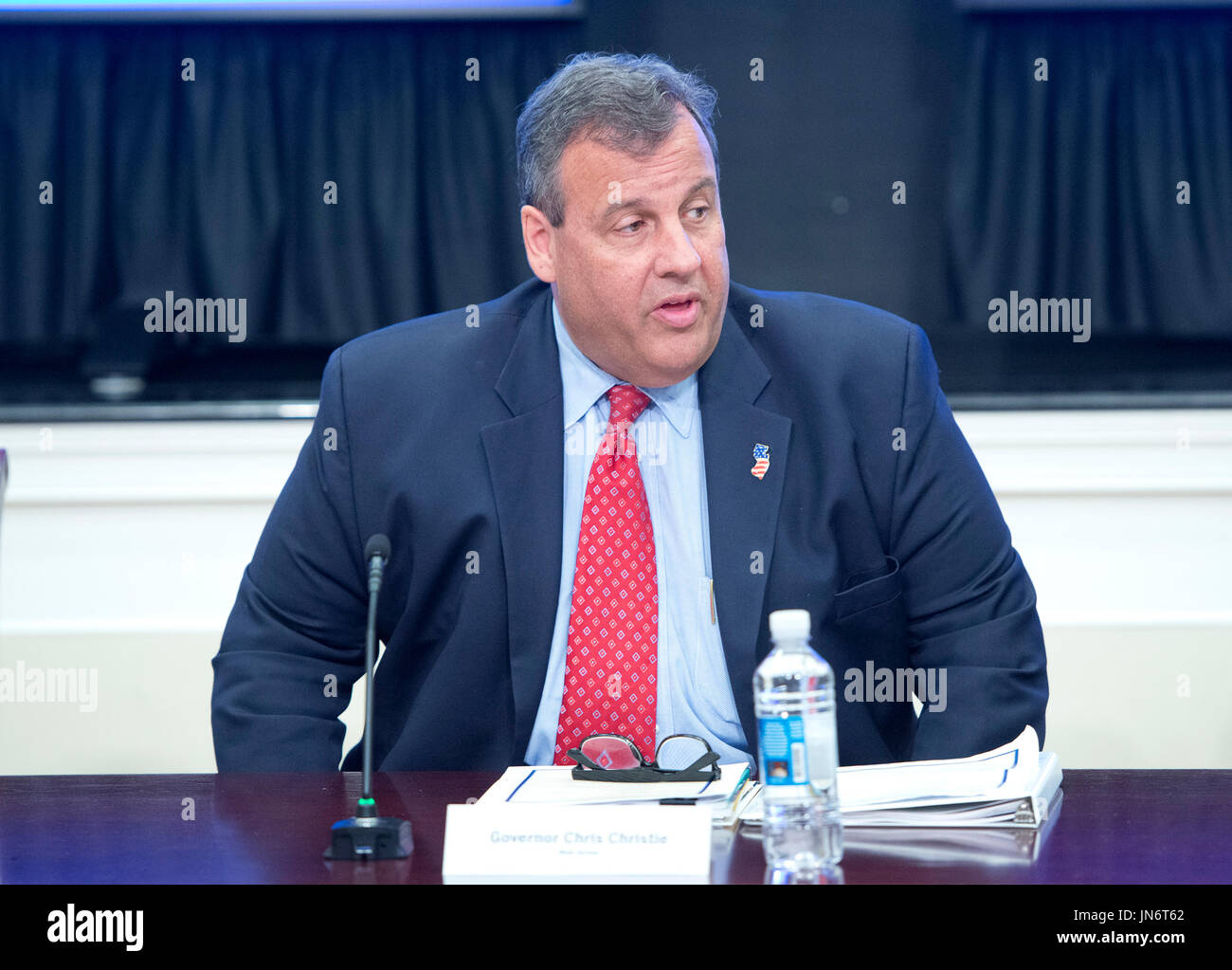 Gouverneur Chris Christie (républicain du New Jersey), Président, la Commission présidentielle sur la lutte contre la toxicomanie et la crise de l'opioïde, fait d'ouverture de la première réunion de la commission dans le Eisenhower Executive Office Building à Washington, DC le vendredi 16 juin, 2017. Credit : Ron Sachs / CNP Banque D'Images