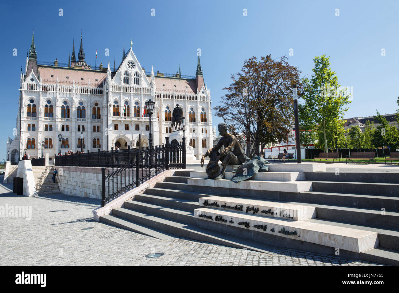 Budapest, Hongrie - le 12 juillet 2017 : monument au poète Attila Jozsef près de l'édifice du parlement à Budapest. Hongrie Banque D'Images