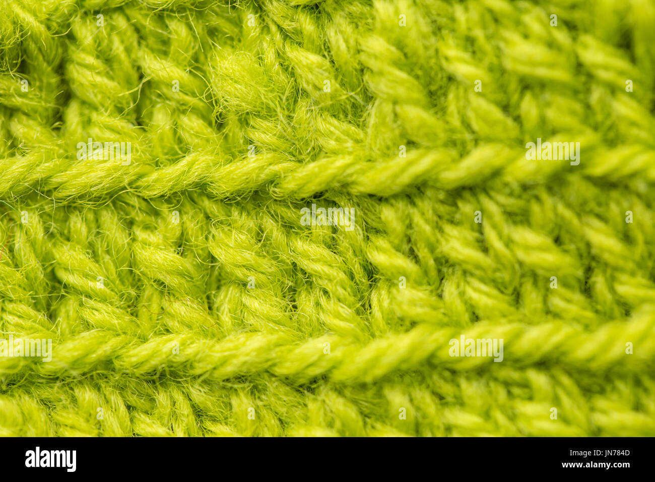 Une belle libre d'un crochet à la main d'un fil de laine colorés. Doux et chaud en laine de mouton naturelle. Schéma de la laine. Banque D'Images