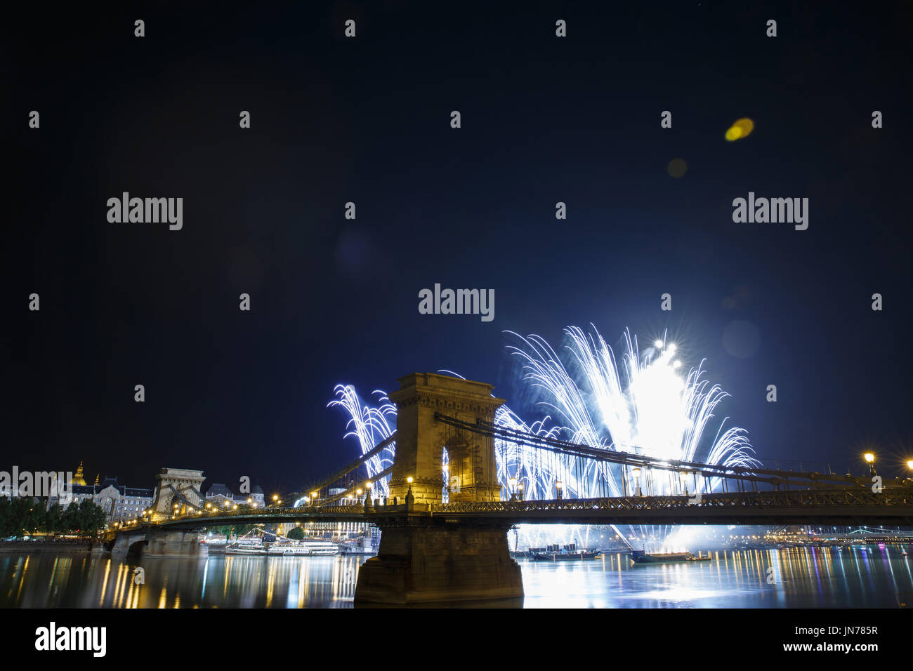 Plus d'artifice le Pont des chaînes Széchenyi à Budapest. Hongrie Banque D'Images