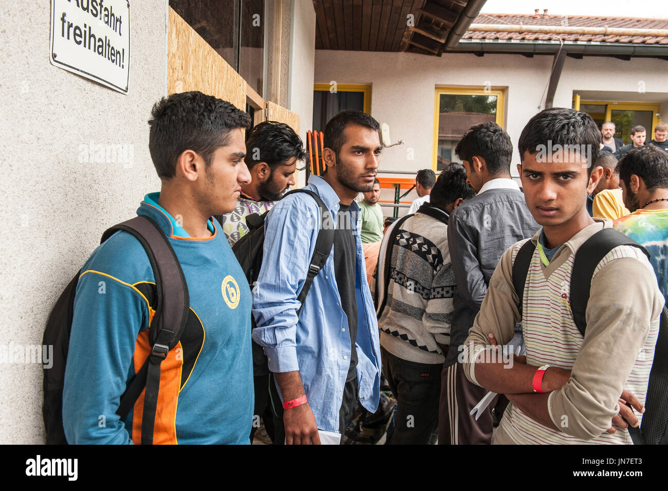 Passau, Allemagne - 1er août 2015 : les garçons syriens réfugiés en attente d'inscription à un camp à Passau, Allemagne Banque D'Images