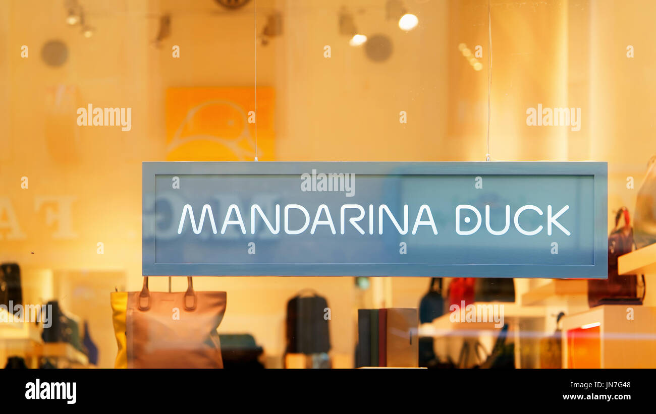 Florence, Italie - 16 octobre 2016 : Signe de Mandarina Duck Street vitrine dans Florence. Banque D'Images
