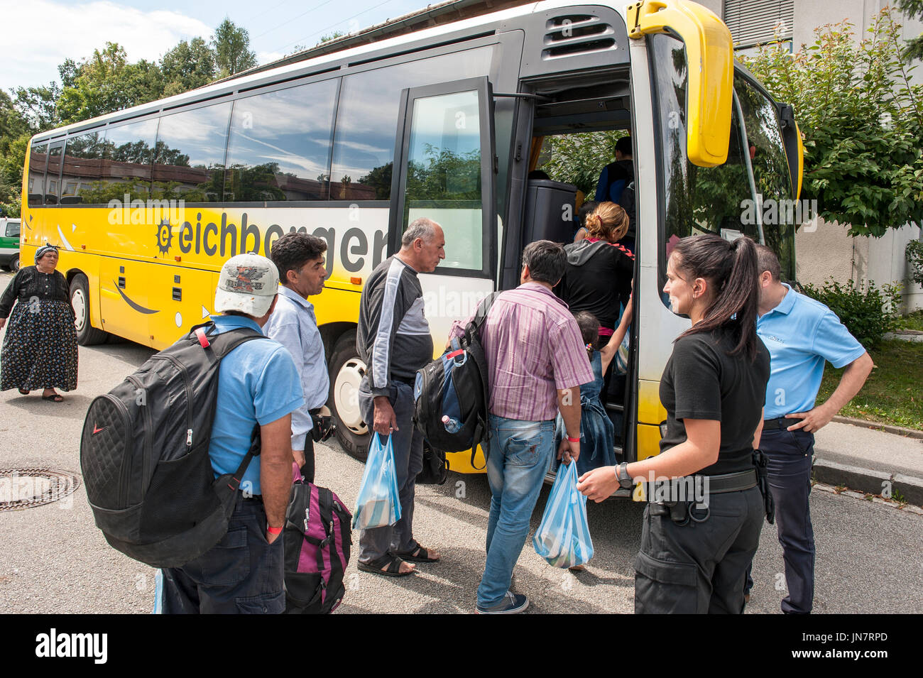 Passau, Allemagne - 1 août 2015 : les réfugiés en provenance de Syrie et l'Afghanistan dans un bus de la police fédérale au centre d'inscription à Passau, Allemagne Banque D'Images