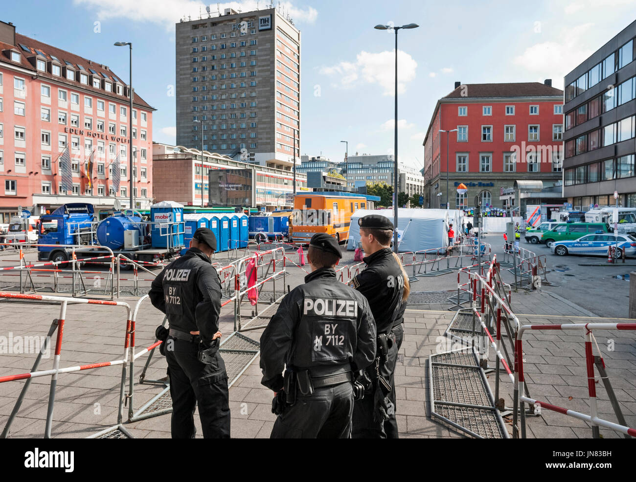 Munich, Allemagne - 21 septembre 2015 : l'attente pour les réfugiés au site de distribution à la gare centrale de Munich. Banque D'Images