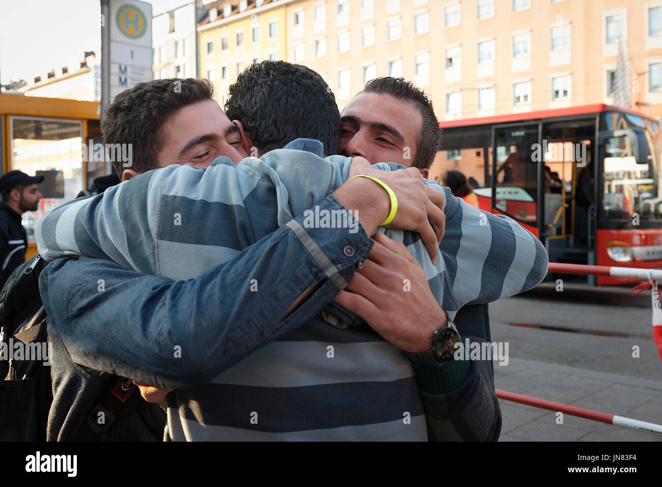Munich, Allemagne - Septembre 8th, 2015 : un oncle et neveu de Syrie sont à la fois ému aux larmes lors de réunion à Munich après avoir fui la guerre civile. Banque D'Images