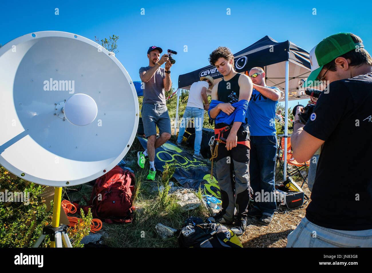 Dans le sud de la France, plusieurs membres de l'équipe de sport extrême français sangle dessus dessous, installer et à pied la plus longue jamais slackline au cirque de Navacelles (patrimoine de l'humanité mondiale) à 300 mètres de haut. La highline est le plus long jamais truquées, 1662 mètres, 1 mile. Les scientifiques et ingeneers vérifier signal vital et géolocaliser le funambul en live . Navacelles - France - juin 2017. Dans le sud de la France, plusieurs membres de l'équipe de sports extrême ont installé et traversé la plus longue du monde slackline dans le cirque de Navacelles (site inscrit au patrimoine mondial de l'Unesco). La highli Banque D'Images