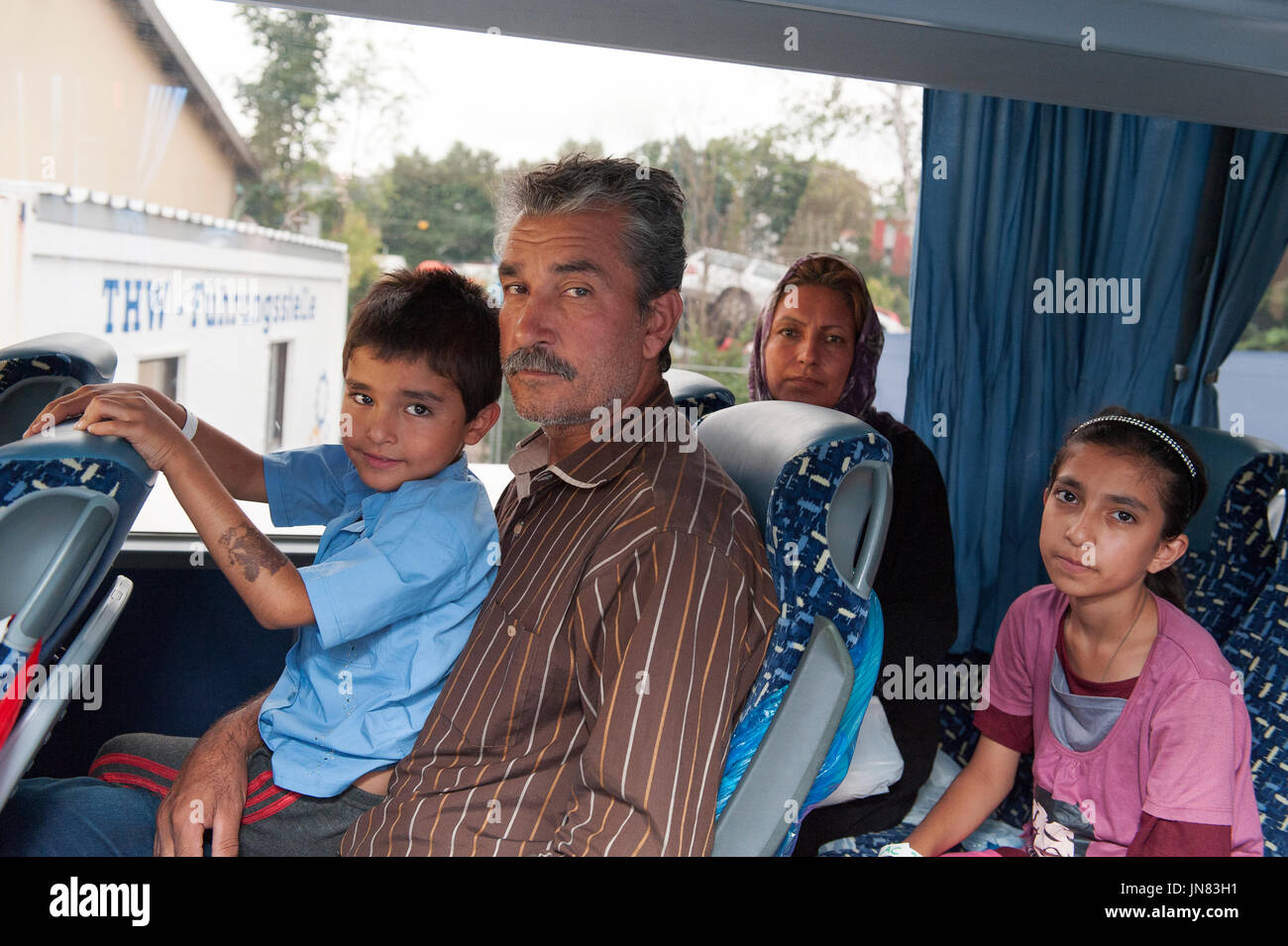 Passau, Allemagne - 1 août 2015 : les réfugiés en provenance de Syrie dans le bus sur le chemin de Passau. Ils sont demandeurs d'asile en Europe après avoir fui la guerre civile. Banque D'Images
