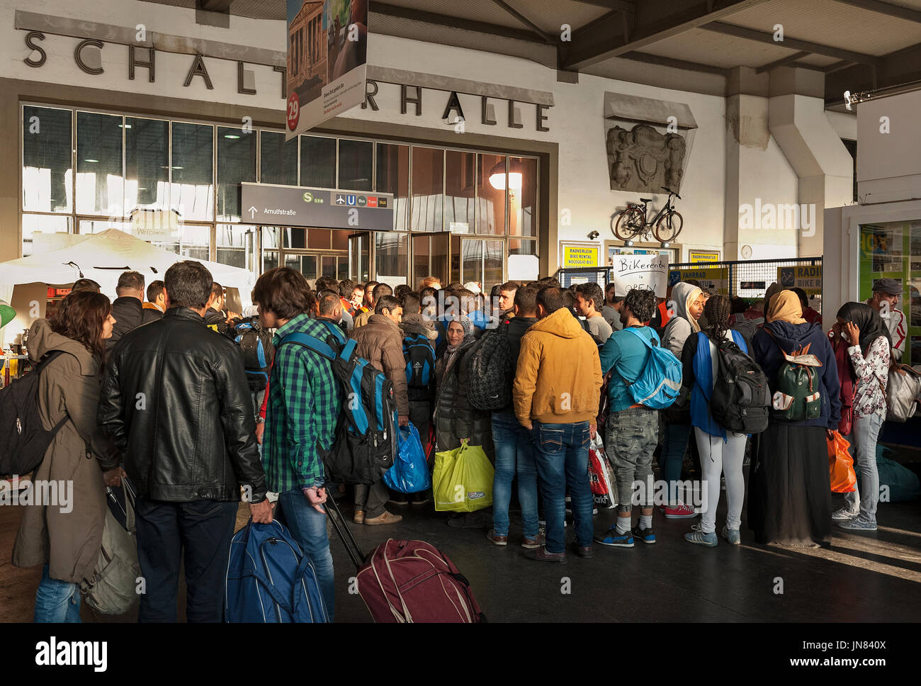 Munich, Allemagne - septembre 9, 2015 : une foule de réfugiés, à la gare de Munich. Ils sont demandeurs d'asile en Europe après avoir fui la guerre civile. Banque D'Images