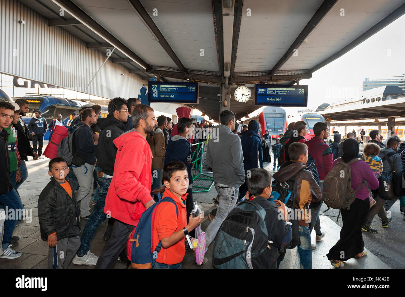 Munich, Allemagne - Septembre 10th, 2015 : les réfugiés en provenance de Syrie, l'Afghanistan et des Balkans qui arrivent à Munich pour demander l'asile en Allemagne. Banque D'Images