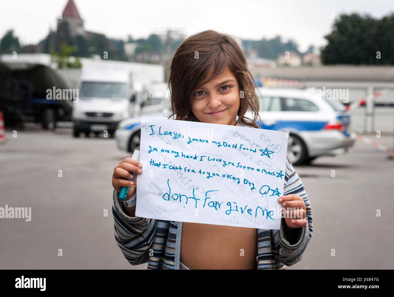 Passau, Allemagne - août 2th, 2015 : jeune fille de réfugiés d'Afghanistan nommé Nasila dans un camp de réfugiés à Passau qui demandent l'asile en Europe. Banque D'Images