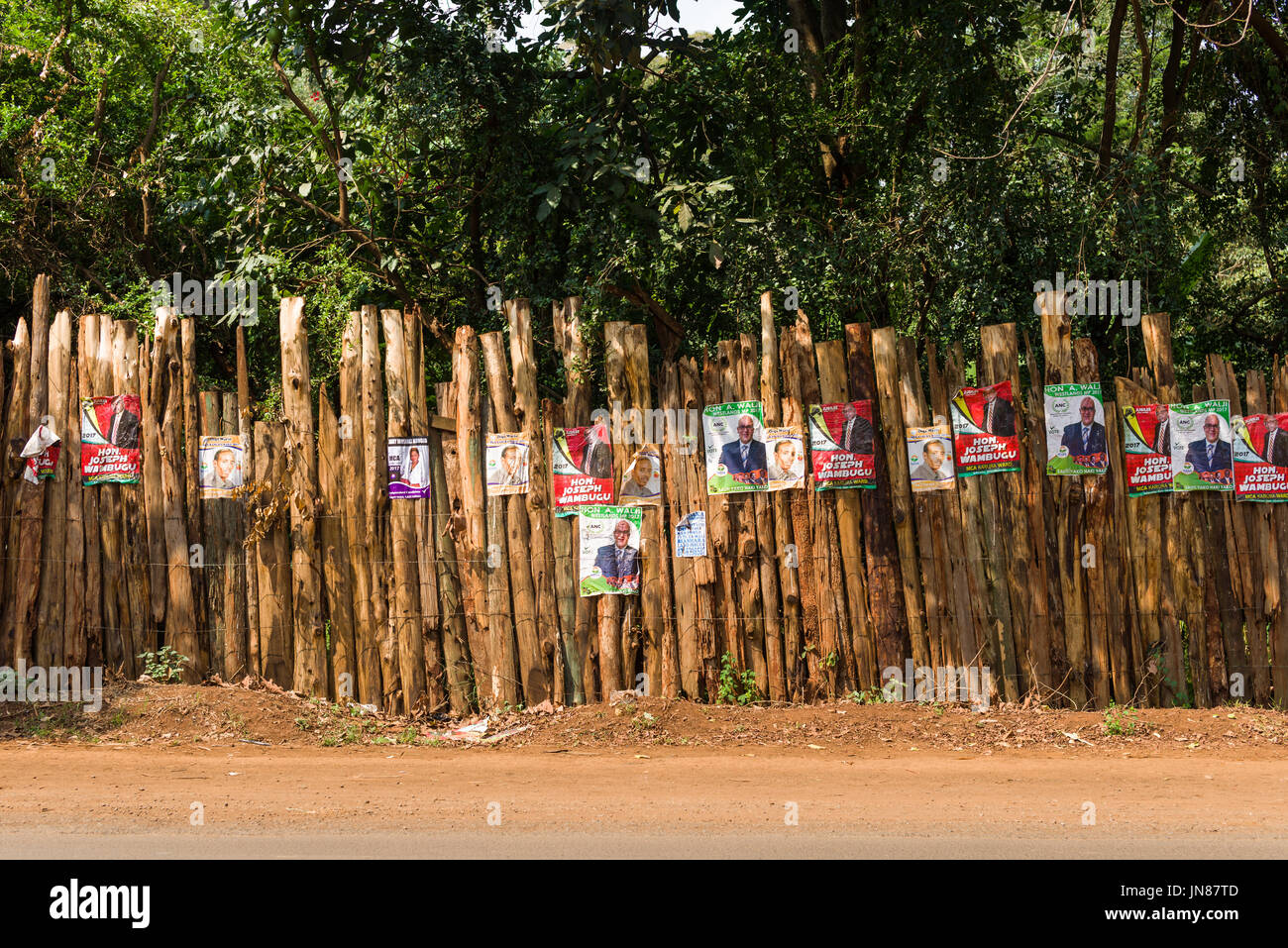 De nombreuses affiches électorales des candidats sur le mur en bois par route, Nairobi, Kenya Banque D'Images