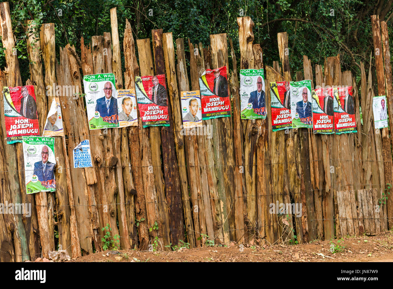 De nombreuses affiches électorales des candidats sur le mur en bois par route, Nairobi, Kenya Banque D'Images