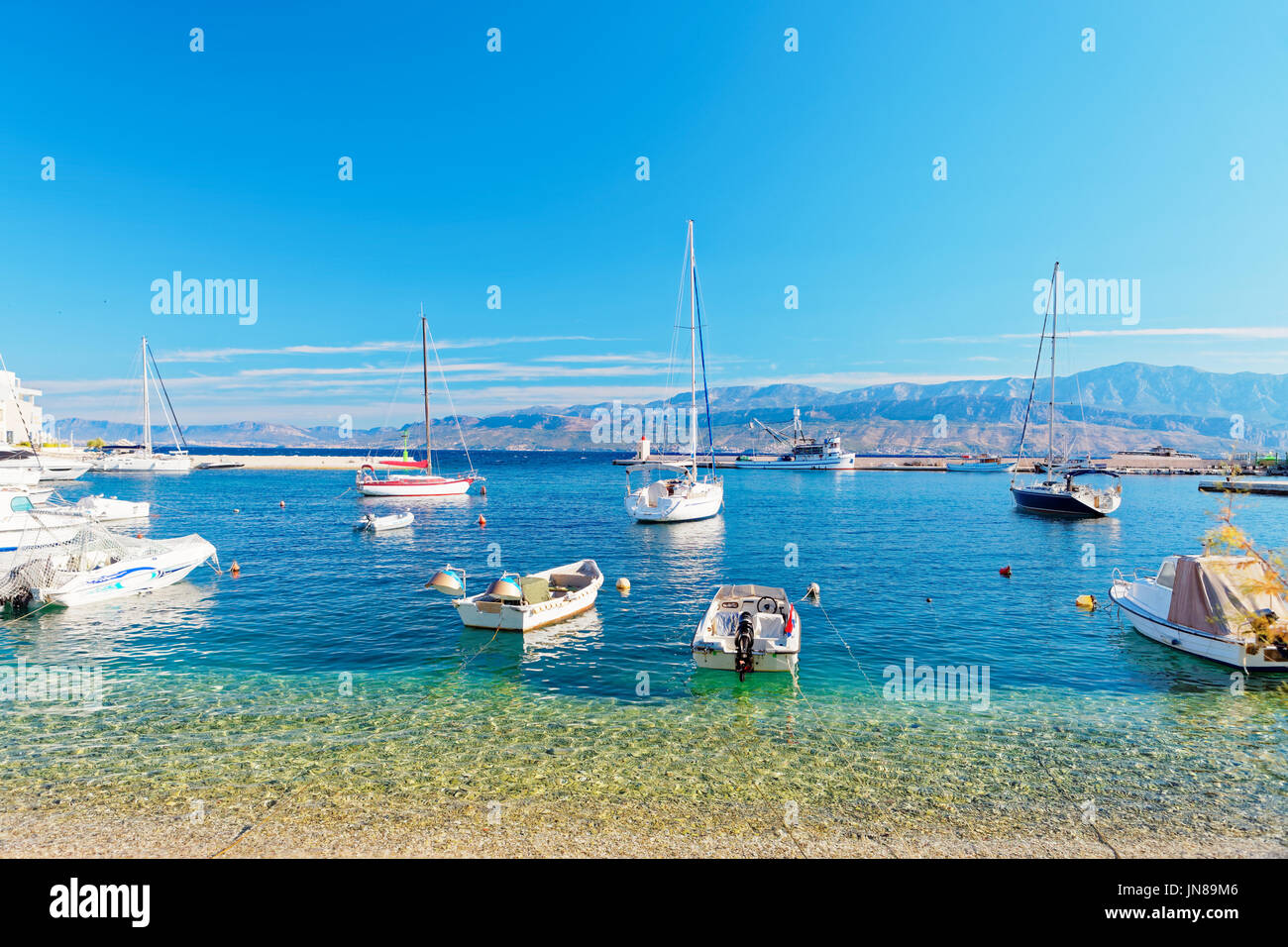 Privés yacths amarrés dans le port de ville Postira - ile de Brac, Croatie Banque D'Images