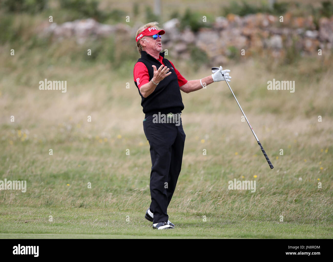 L'Espagne, Miguel Angel Jimenez réagit après un tir sur le 6e trou au cours de la troisième journée de l'Open Senior au Royal Porthcawl Golf Club. Banque D'Images