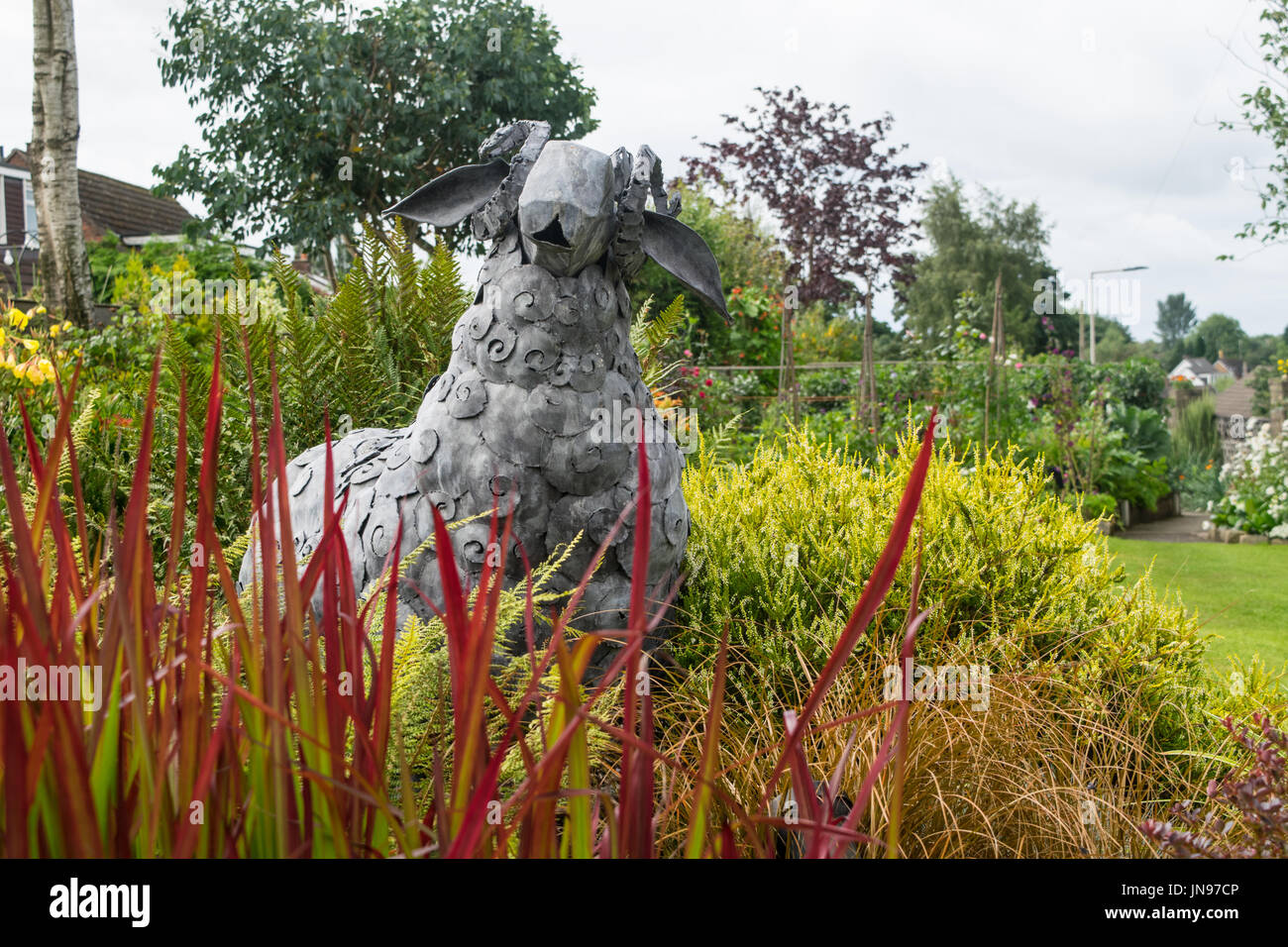 Kinder Ram statue debout fier dans le jardin Banque D'Images