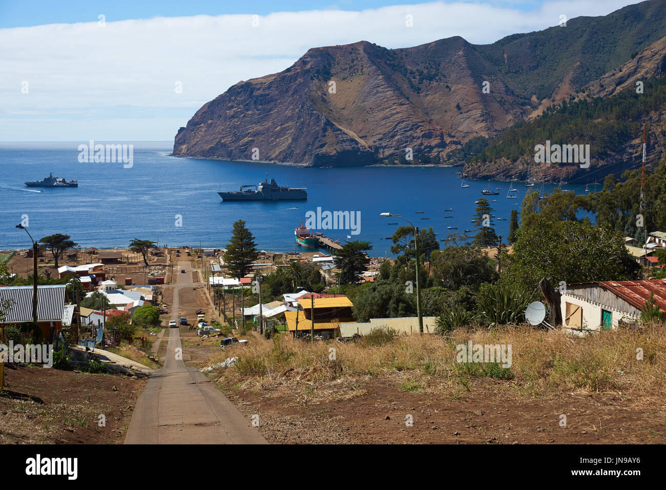 Vue de la baie Cumberland et la ville de San Juan Bautista sur l'île Robinson Crusoé, l'une des trois îles principales qui composent l'Îles Juan Fernandez. Banque D'Images