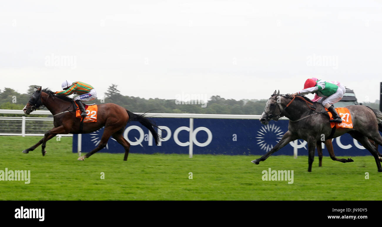 Stamp Hill monté par Paul Casino gagne la course internationale Gigaset exécuter pendant deux jours du roi George VI Week-end à l'Hippodrome d''Ascot, Berkshire. Banque D'Images
