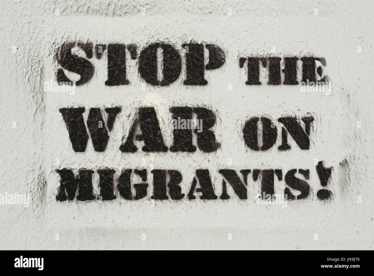 NOVI SAD, SERBIE - Juillet 24, 2017 : l'arrêt de la guerre sur les migrants stencil graffiti sur le mur Banque D'Images