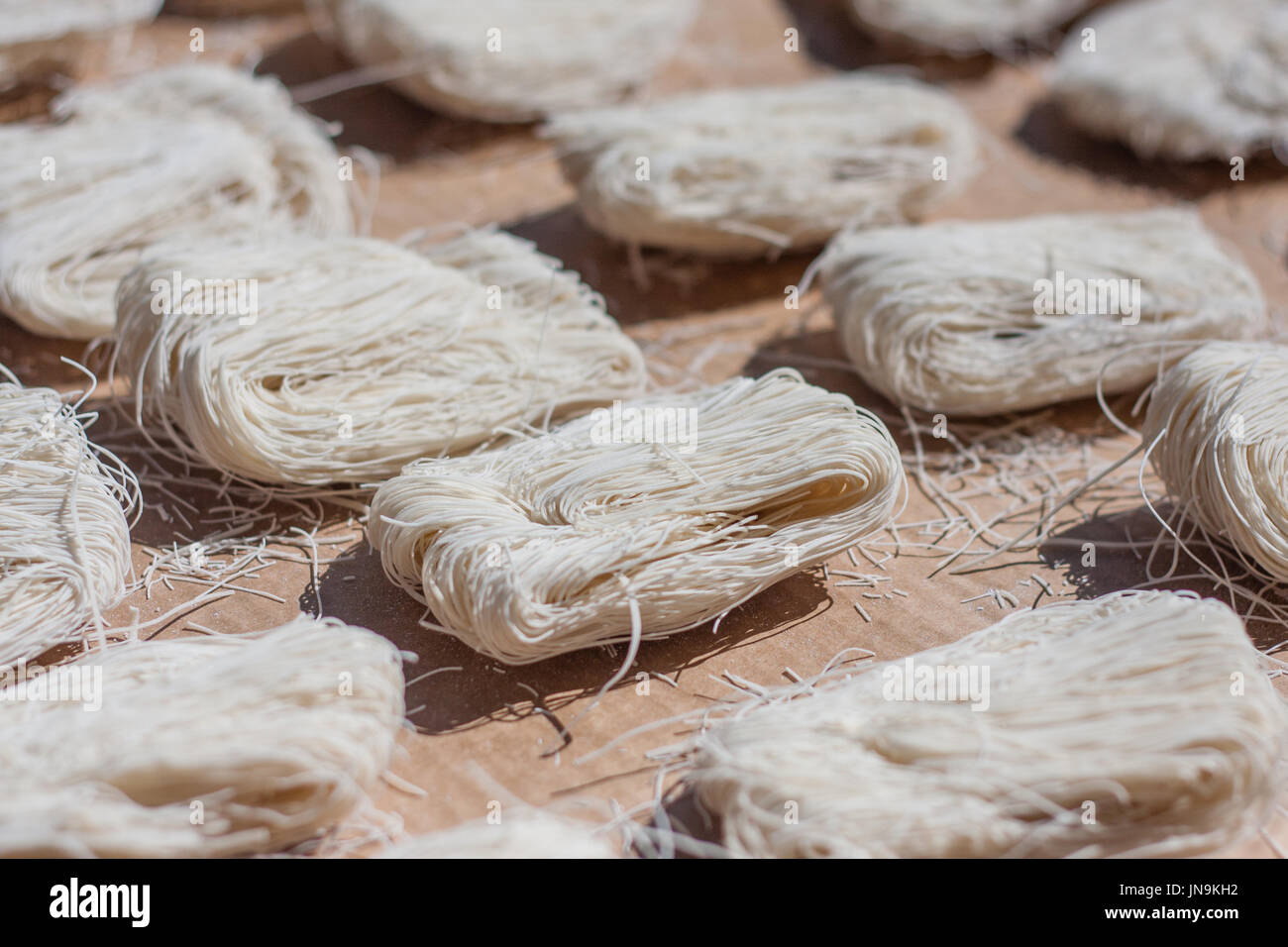Libre de nouilles sèches séchant au soleil Banque D'Images