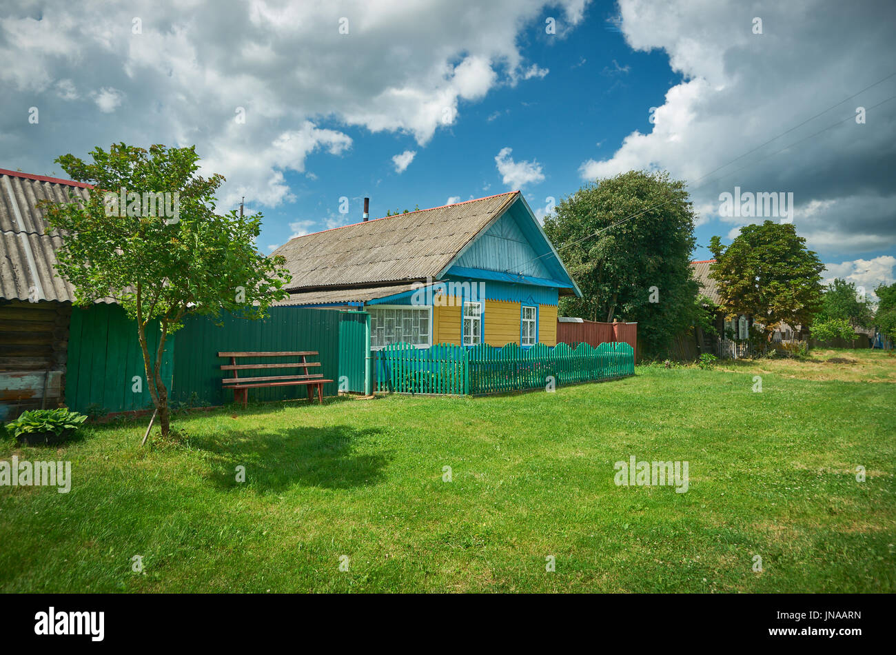 Maison de village en pays biélorusse journée ensoleillée Banque D'Images
