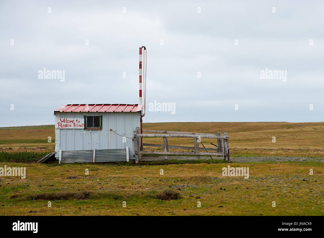 Terminal de l'aéroport sur l'herbe d'atterrissage sur l'île plus sombre dans les îles Falkland Banque D'Images