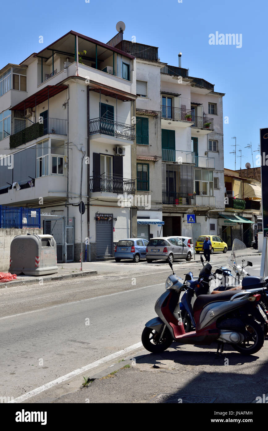 Apartment Building in Naples, Italie avec balcon Banque D'Images