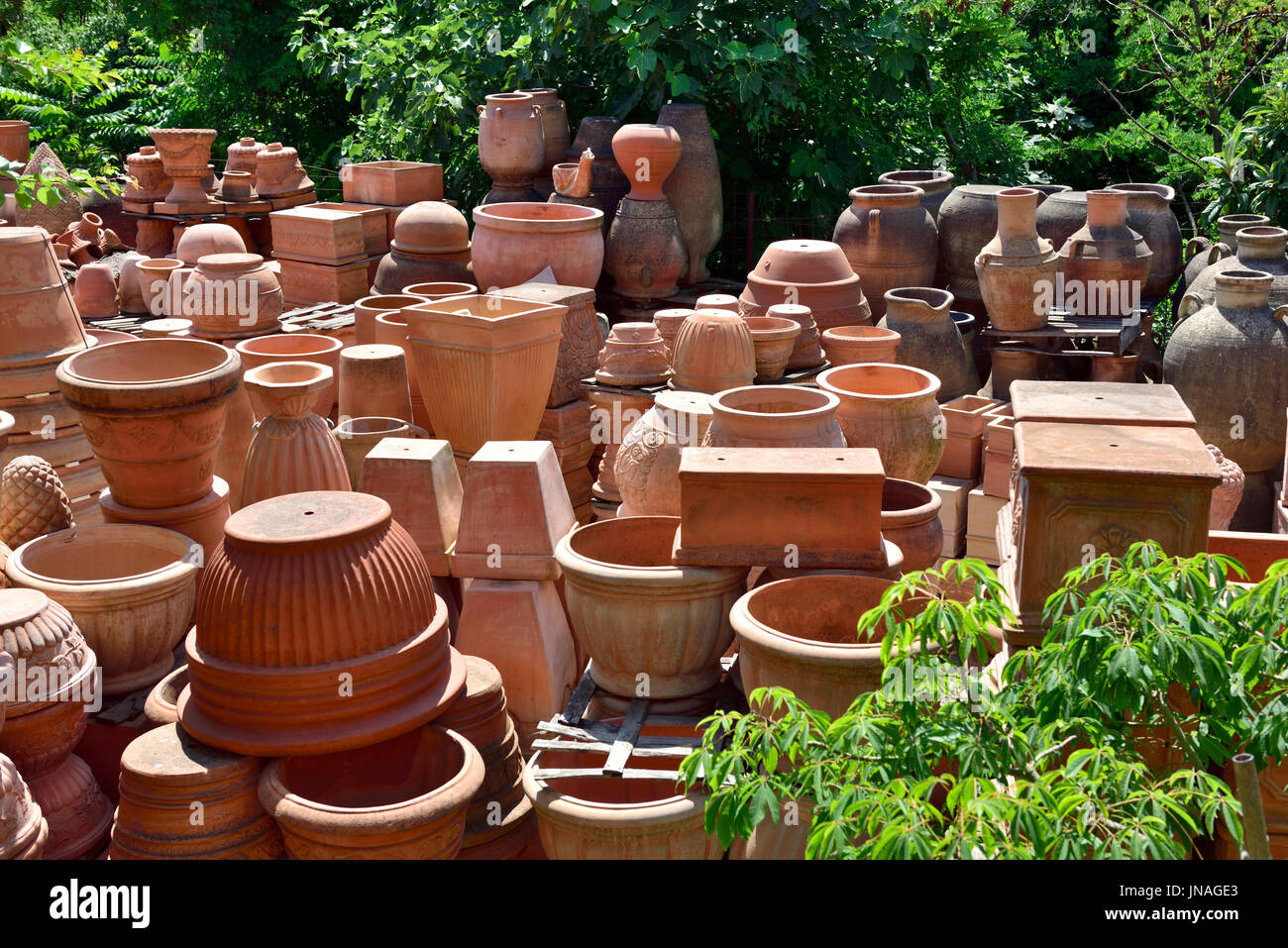 Italian terracotta pots Banque de photographies et d'images à haute  résolution - Alamy