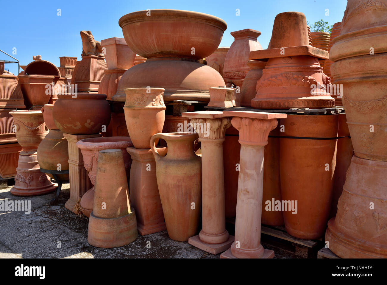 De nouveaux grands pots de terre cuite Naples, Italie Banque D'Images