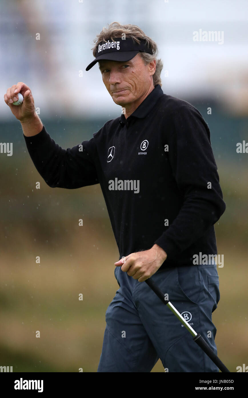 Getsures allemand Bernhard Langer à la foule à la fin de la dix-huitième au cours de la troisième journée de l'Open Senior au Royal Porthcawl Golf Club, Porthcawl. Banque D'Images