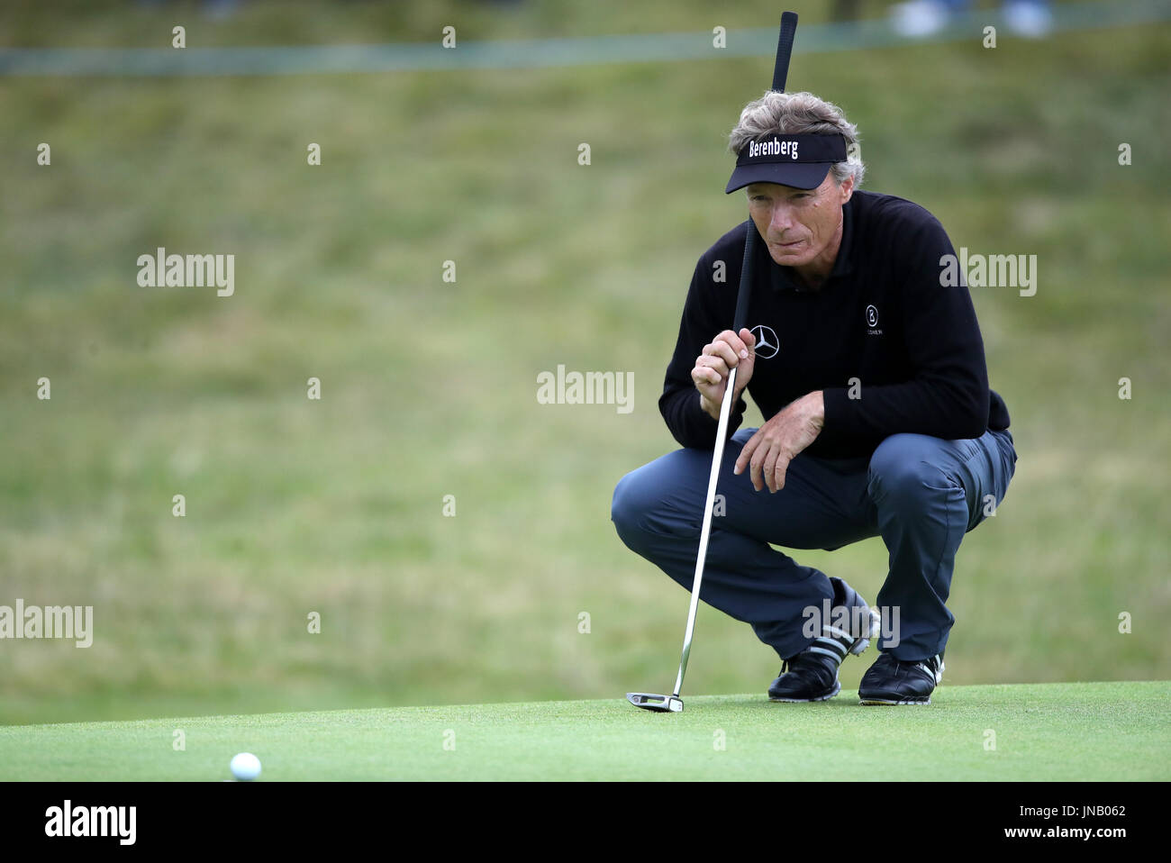 L'Allemagne Bernhard Langer sur le dix-huitième au cours de la troisième journée de l'Open Senior au Royal Porthcawl Golf Club, Porthcawl. Banque D'Images