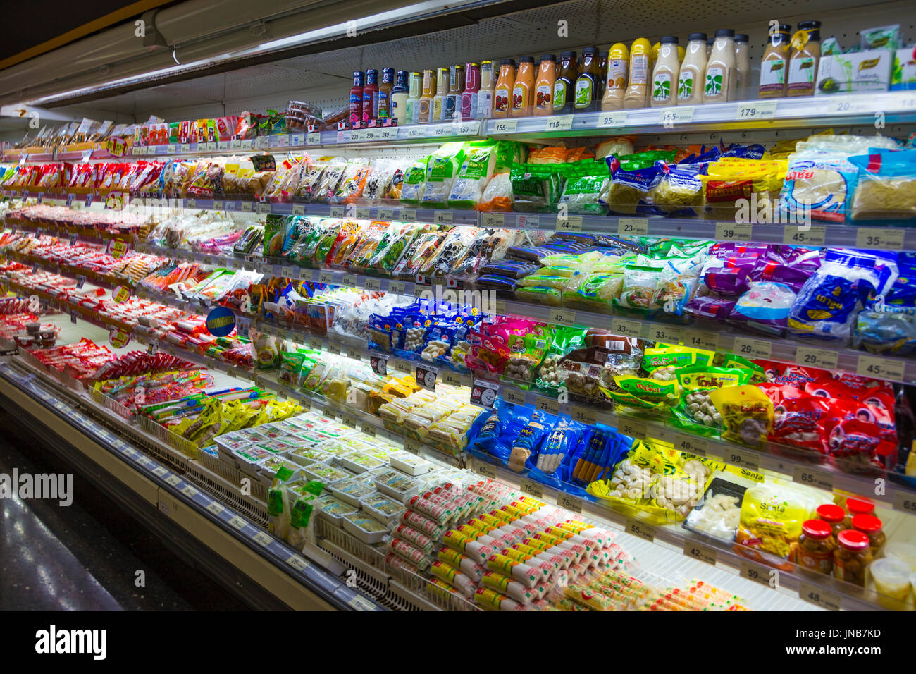 Les aliments réfrigérés dans un supermarché Thaï Banque D'Images
