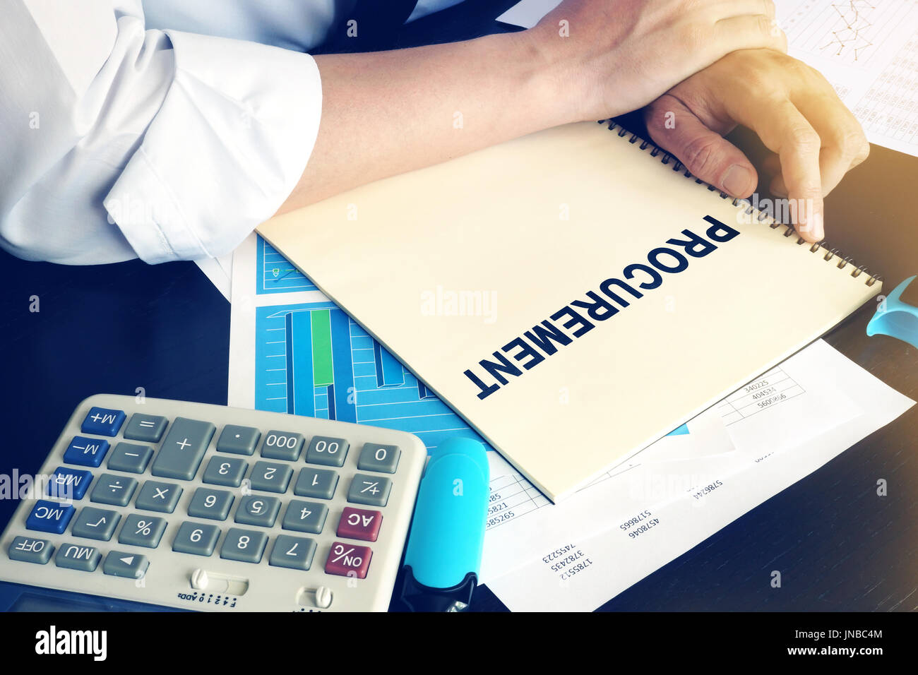 Businessman holding est livre avec nom de l'approvisionnement. Banque D'Images