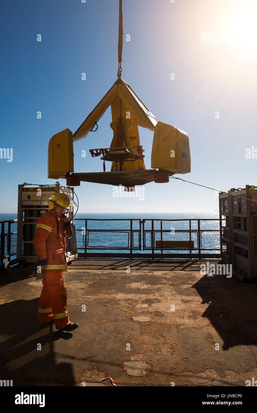 L'équipe d'incendie sur les gaz de pétrole de la mer du Nord, la pratique de l'age d'intervention d'urgence. des exercices hebdomadaires utilisant la grenouille. crédit : lee ramsden / alamy Banque D'Images