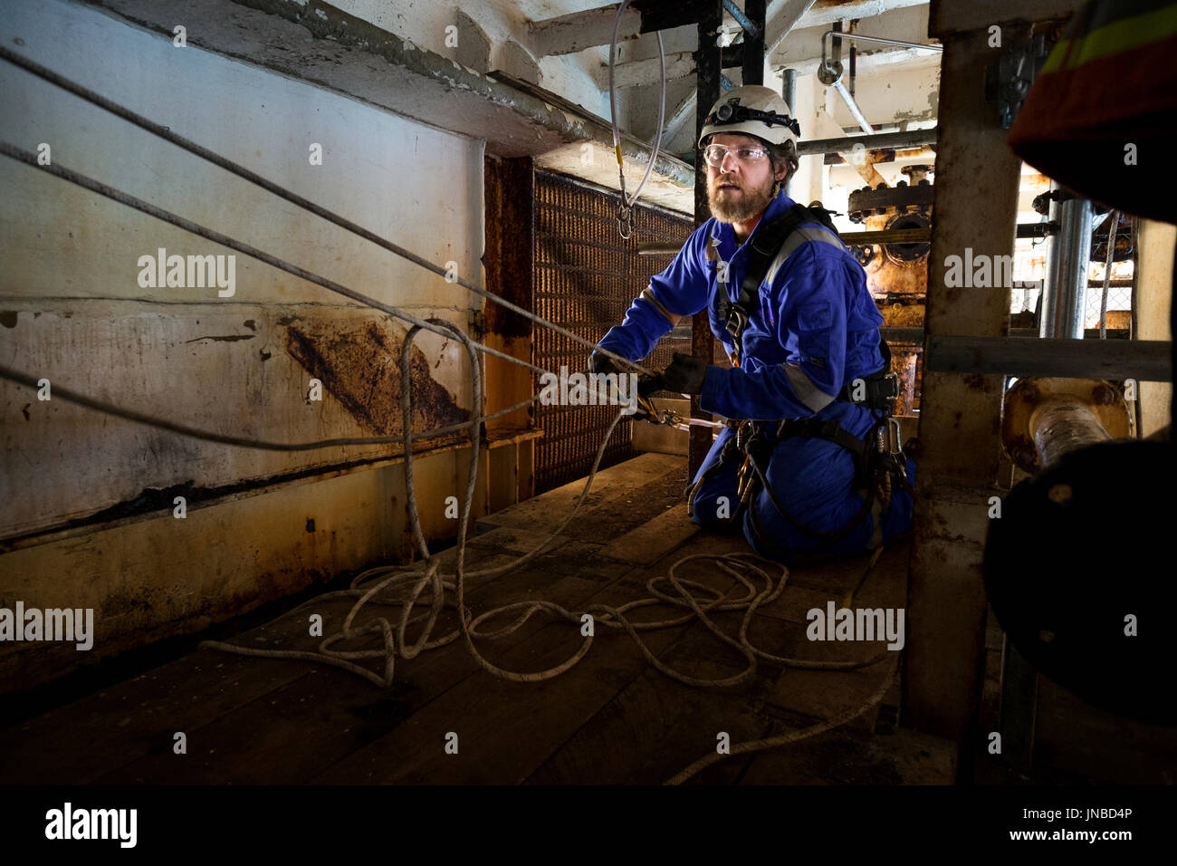 Une corde industriel technicien d'accès mise en place d'un système de transport recsue, vêtu d'une combinaison bleu. crédit : lee ramsden / alamy Banque D'Images