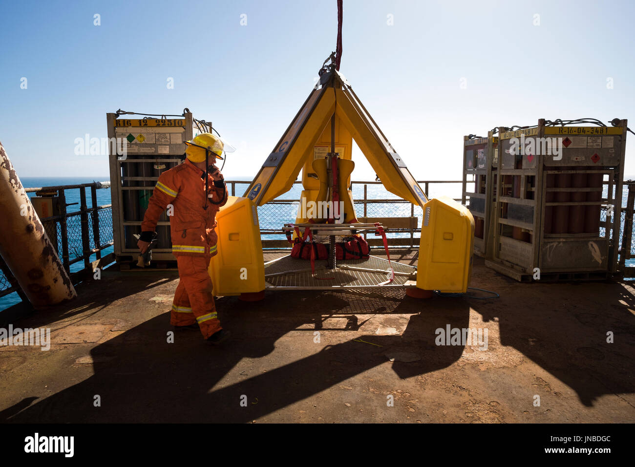 L'équipe d'incendie sur les gaz de pétrole de la mer du Nord, la pratique de l'age d'intervention d'urgence. des exercices hebdomadaires crédit : lee ramsden / alamy Banque D'Images