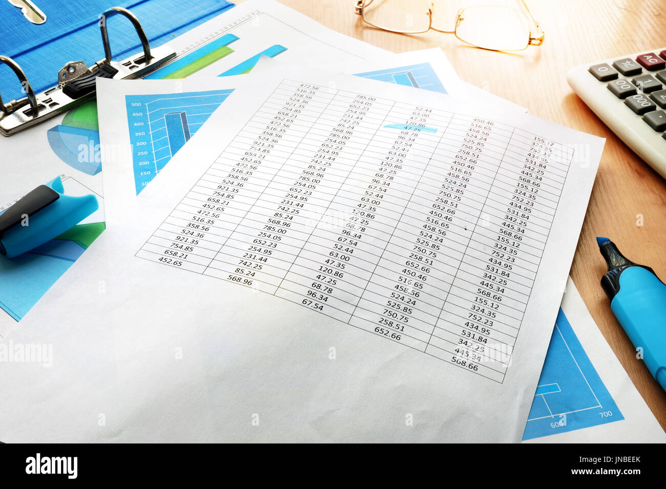 Concept de comptabilité d'entreprise. Pile avec des données financières. Banque D'Images