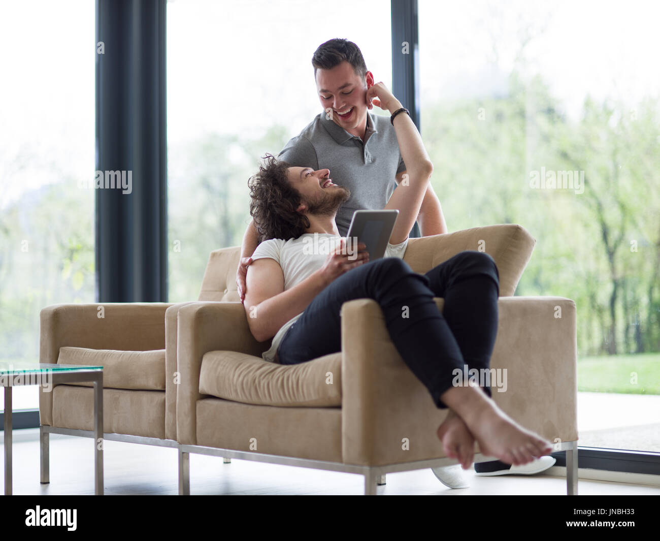 Couple Gay Love Home Concept. couple gay, bénéficiant de temps libre dans la salle de séjour Banque D'Images