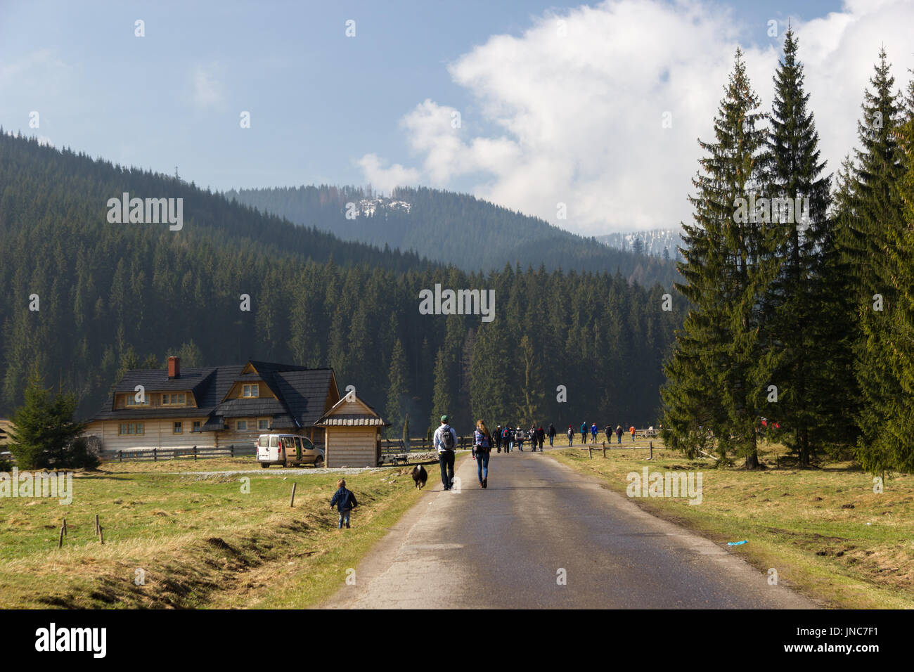 Les gens dans la vallée de montagne Randonnées Banque D'Images