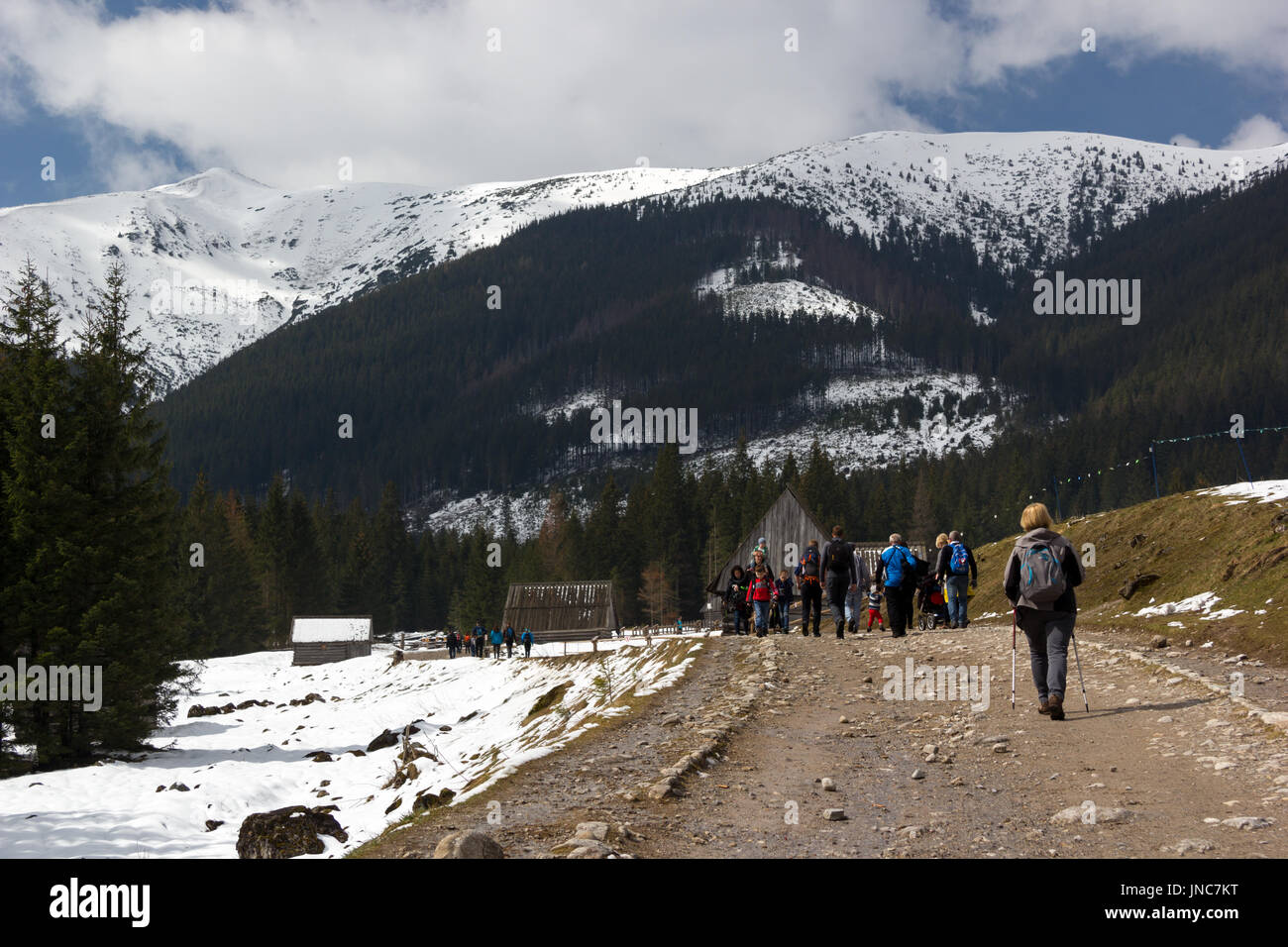 Les gens dans la vallée de montagne randonnées au début du printemps Banque D'Images