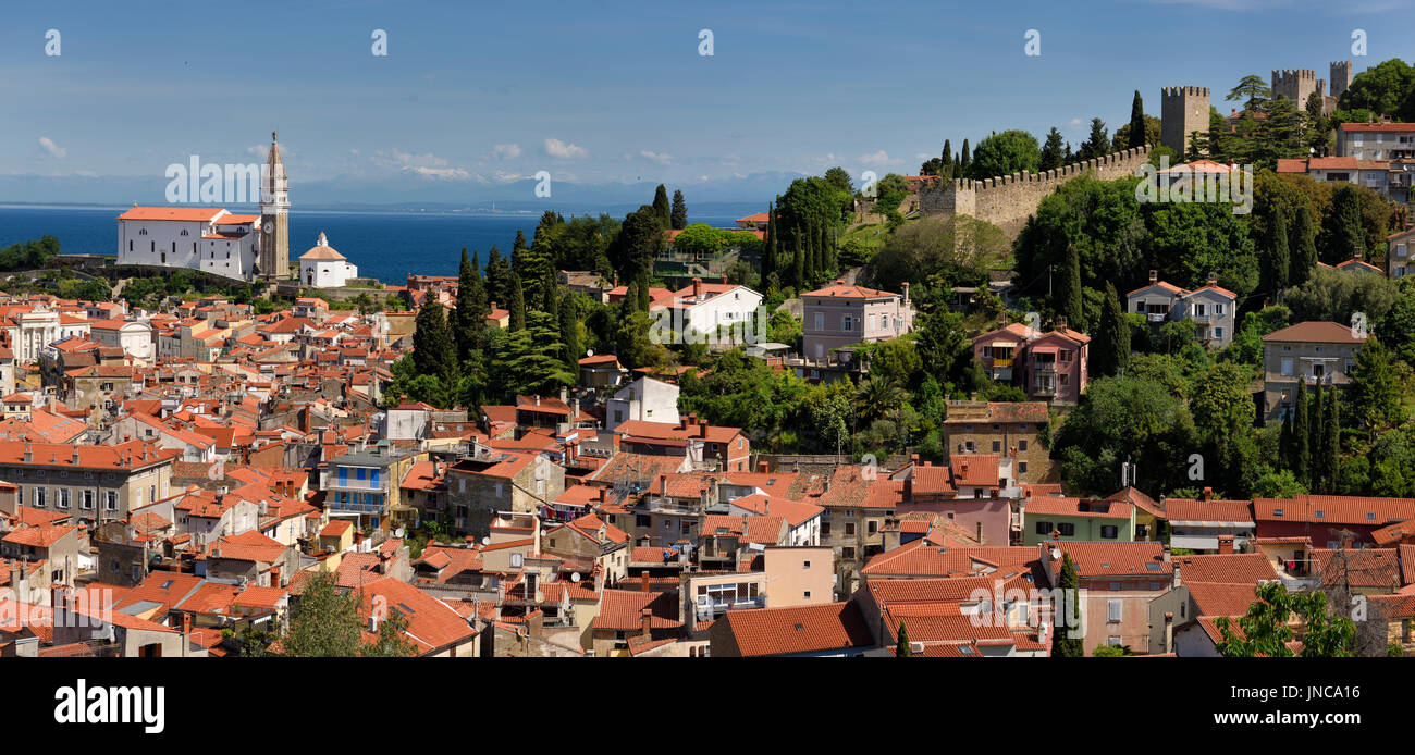 Panorama de Piran en Slovénie, le golfe de Trieste en mer Adriatique avec St George's cathédrale catholique de la ville avec des murs crénelés Montagnes Kanin Banque D'Images