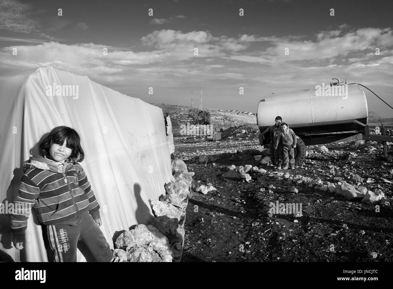 Les enfants Bédouins palestiniens dans un village tribal à l'Est de Jérusalem, en Cisjordanie, le 12 janvier 2011. Beduins soutenir vie nomade, vivent dans des tentes Banque D'Images