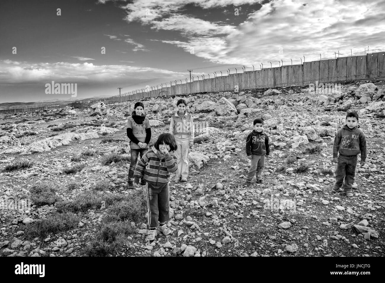 Tribu de Bédouins palestiniens à l'Est de Jérusalem, vers décembre 2013. Ils soutiennent des mode de vie nomade. L'élevage caprin est la principale source de revenus pour la c Banque D'Images