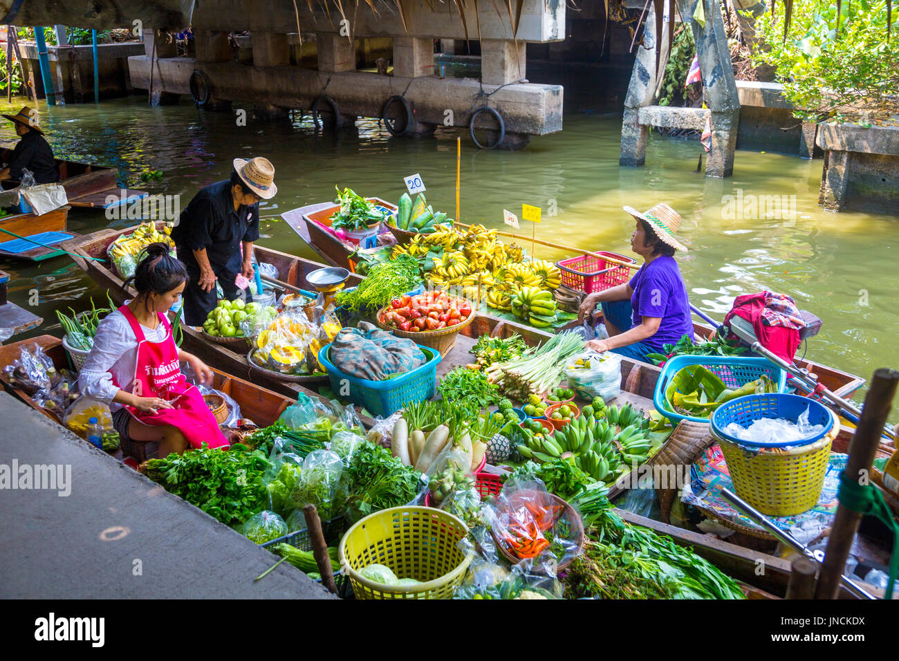 Les femmes vendant des fruits et légumes à Khlong Lat Mayom Marché Flottant, Bangkok Thaïlande Banque D'Images