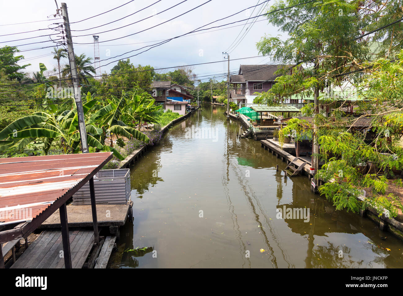 Maisons thaï le long lat Ta Niao par canal Khlong Lat Mayom Marché Flottant, Bangkok Thaïlande Banque D'Images