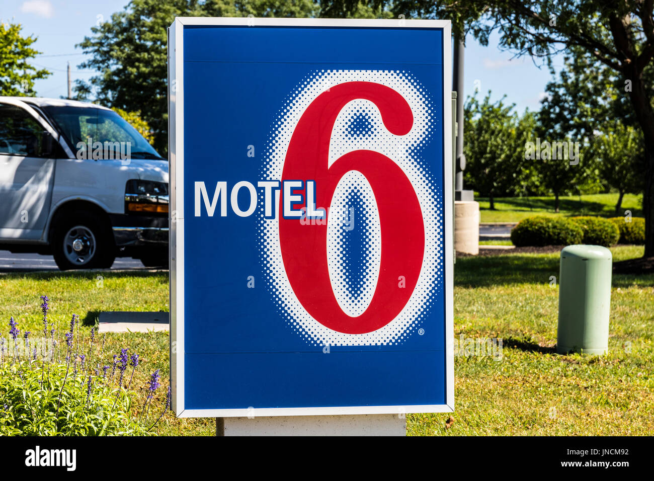 Indianapolis - Circa Juillet 2017 : Motel 6 Logo et affiches. Motel 6 est une grande chaîne de motels III Banque D'Images