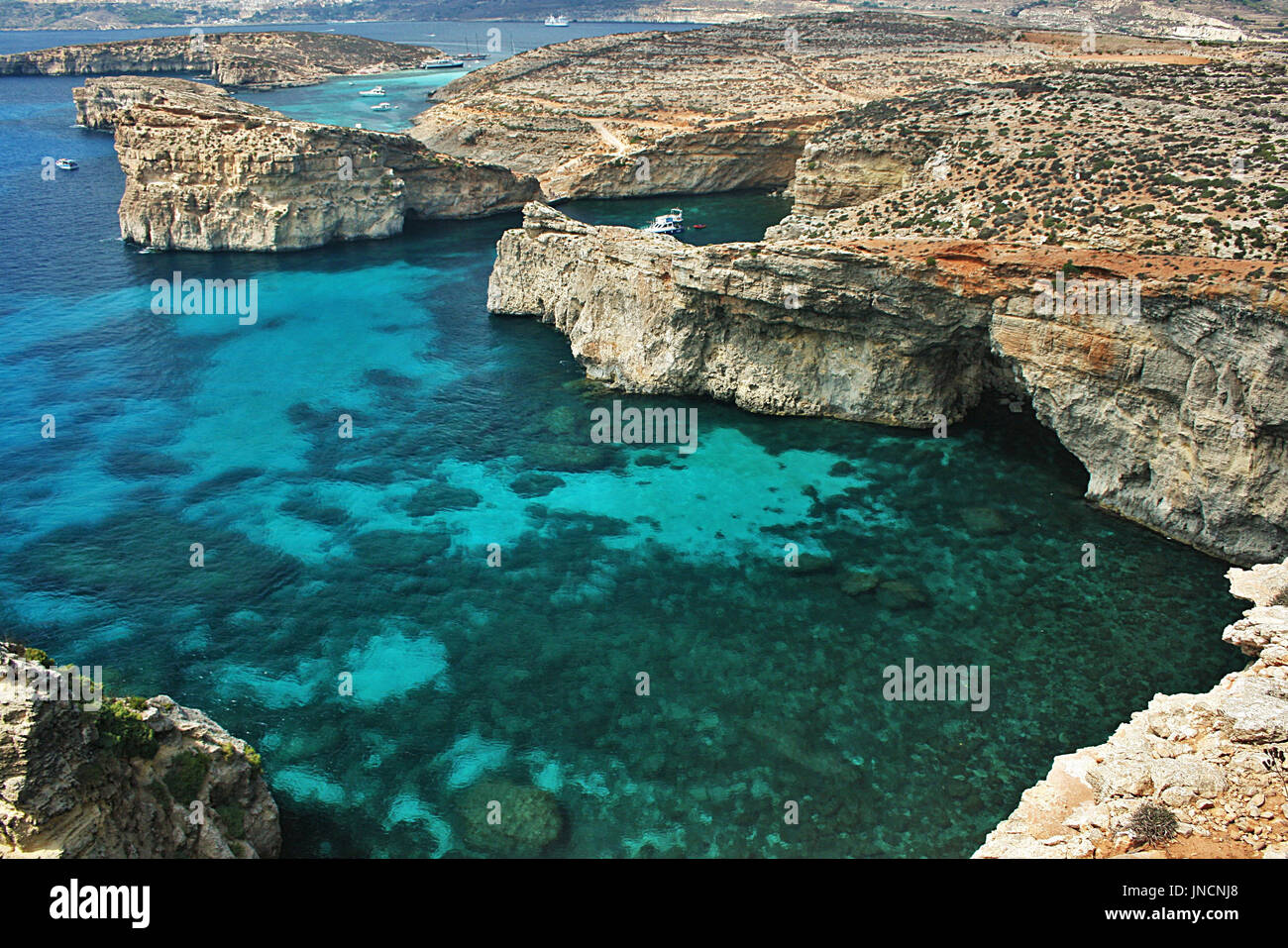 En regardant vers l'île de Gozo à partir de falaises de l'île de Comino, Malte Banque D'Images