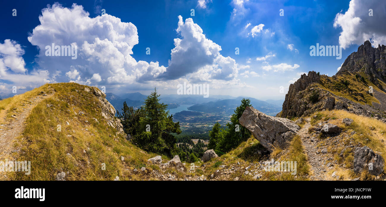 Vue panoramique sur le lac de Serre-Ponçon élevée en été de la Chabriere (aiguille Aiguilles de La Brigue). Hautes-Alpes, Région PACA, sud de la France Banque D'Images