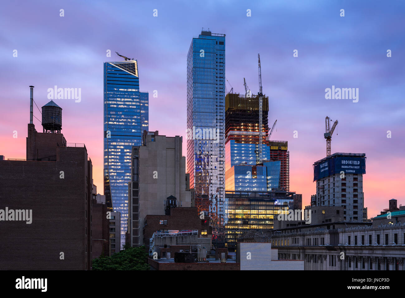 Le Hudson Yards chantier de construction (2017) et de l'Eugene gratte-ciel au coucher du soleil. Midtown, Manhattan, New York City Banque D'Images